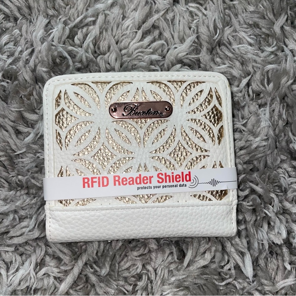 Button snap closure wallet